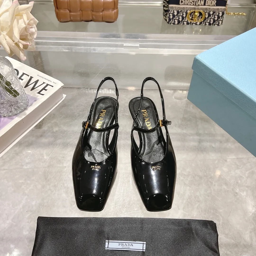 👟👟Ex-factory price 500👟👟 25-year new model launched on the catwalk star's new fashion trend [PRADA] square toe high heel square heel thick heel sandal back empty single shoe. ✨✨The upper is made of imported cow patent leather, the open edge beads and the inner pads are made of imported sheepskin, and the Italian injection molded leather outsole. ⚠️3 heel heights: flat, 5.5cm, 8.3cm. 🐎size: 35-40 (41 can be customized, non-refundable)